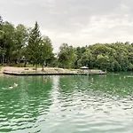Calm Garden Suite Near Green Lakes